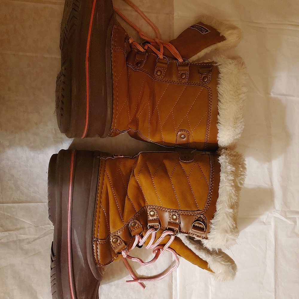 Girls snow boots with fur lining